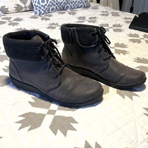 Clarks a side zip ankle boot